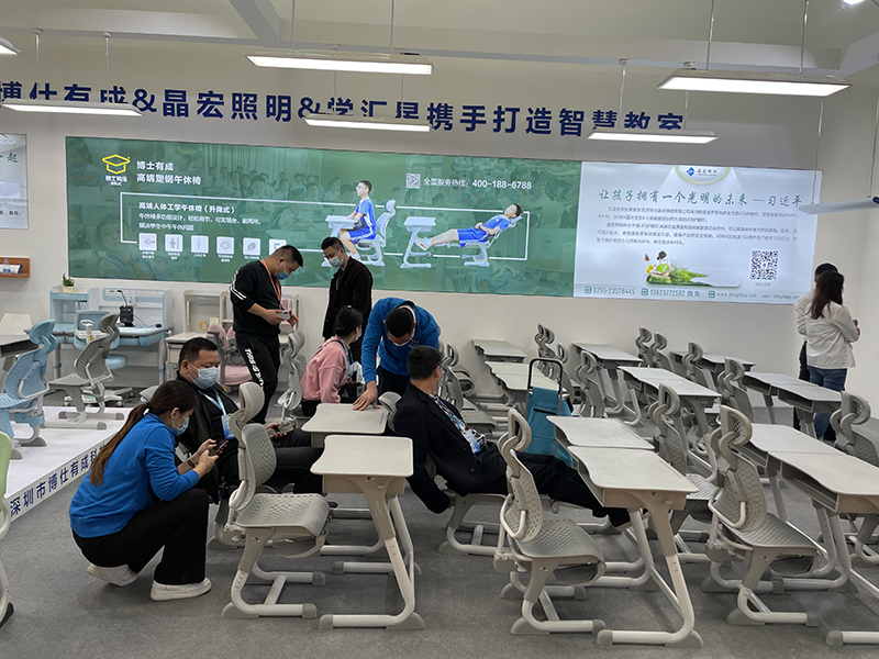 融合创新 先行示范｜羞羞视频SSS携新型午休课桌椅亮相深圳教育装备博览会