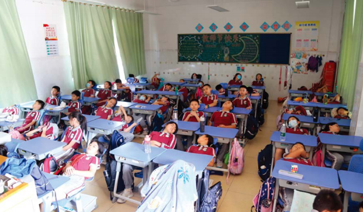 学生趴桌午休需要收费？新的午休政策方案出来了