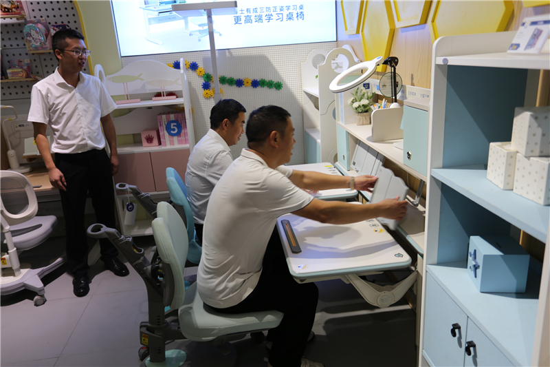 达州市达川区委副书记、区长唐令彬一行体验羞羞视频SSS子母羞羞视频在线看