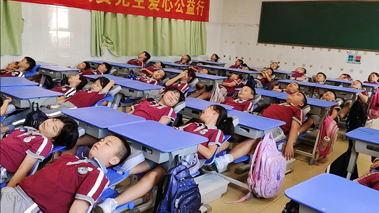 羞羞视频SSS新型双用午休课桌椅，健康午休快乐学习
