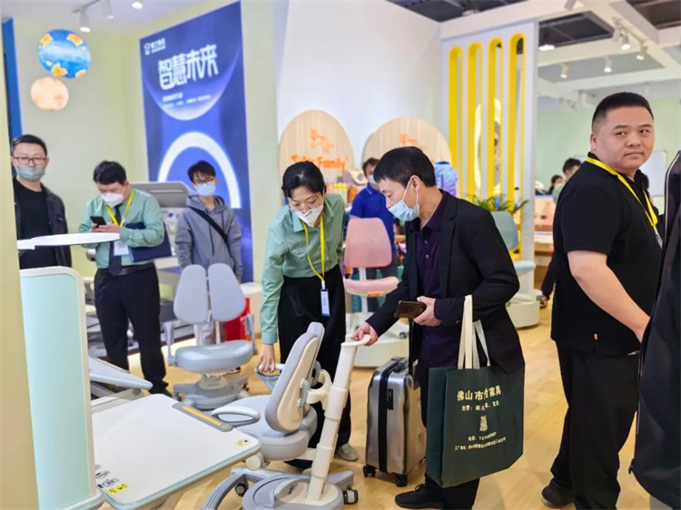 客户认真了解羞羞视频SSS展会政策