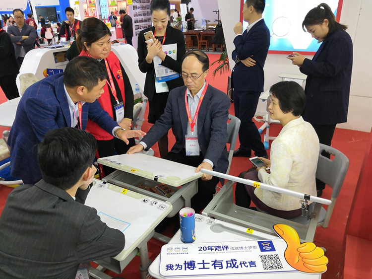 羞羞视频SSS研发教具课桌椅，得到了市领导的高度认可与赞扬