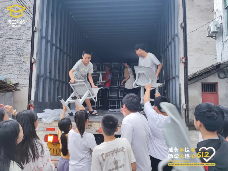 志愿者与孩子们共同搬羞羞视频在线看椅