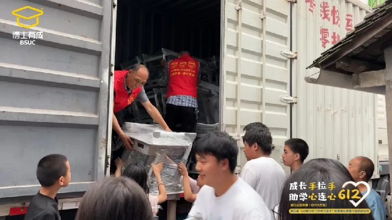 志愿者与学生搬羞羞视频SSS课桌椅