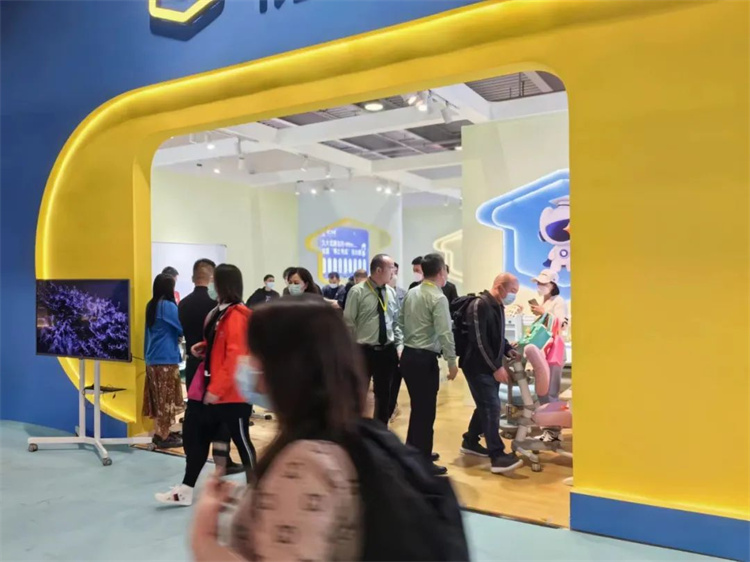 观展客户分批有序进入羞羞视频SSS展馆观展
