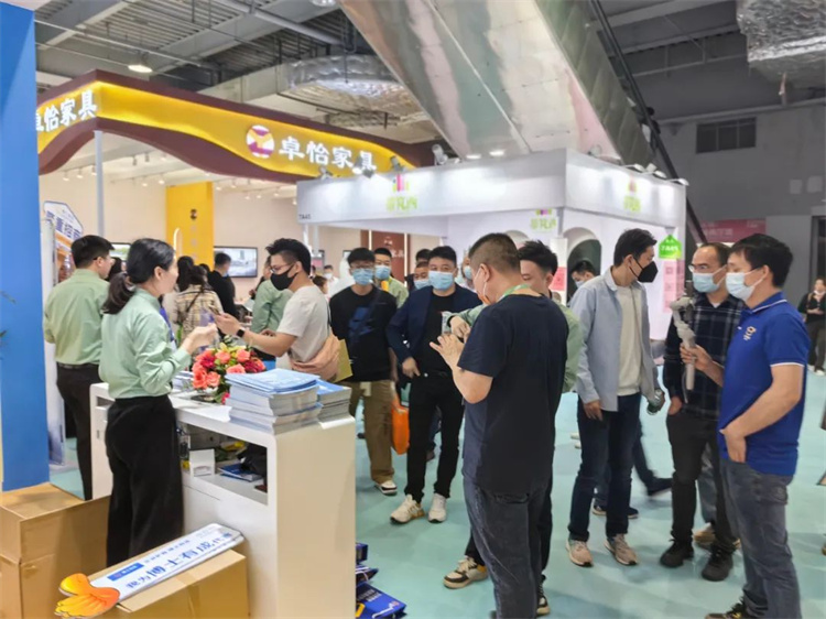 观展客户分批有序进入羞羞视频SSS展馆观展