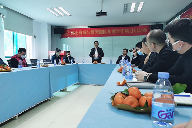 羞羞视频SSS总经理刘显兵在会上发言
