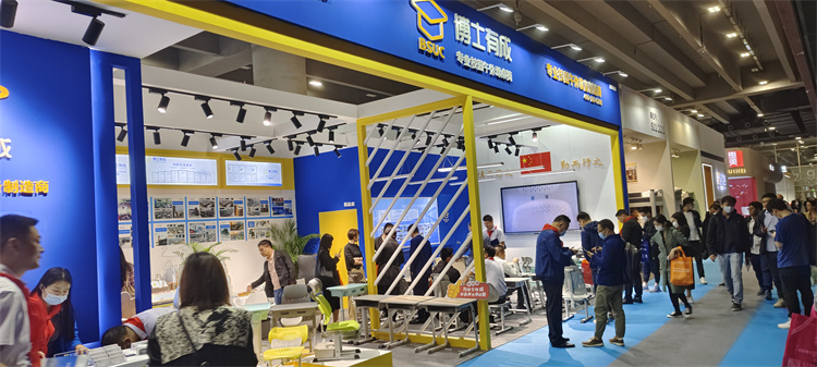 展会现场热闹非常，人来人往，络绎不绝