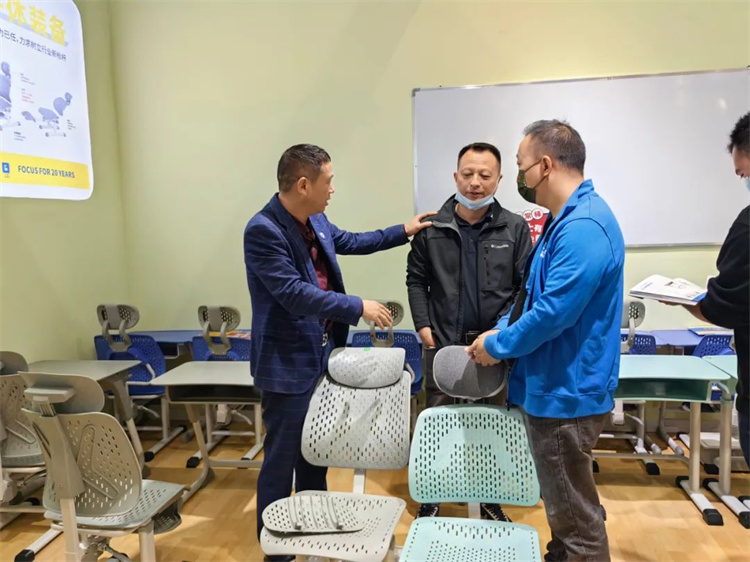 羞羞视频SSS董事长王洪贵现场亲自为客户讲解产品