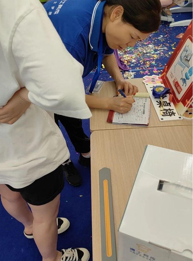 家长给孩子买羞羞视频在线看现场